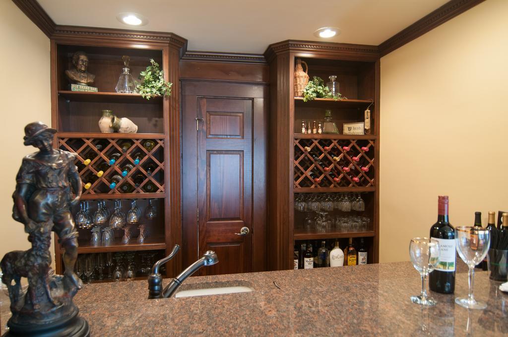 Greene Gables Inn White Hall Экстерьер фото